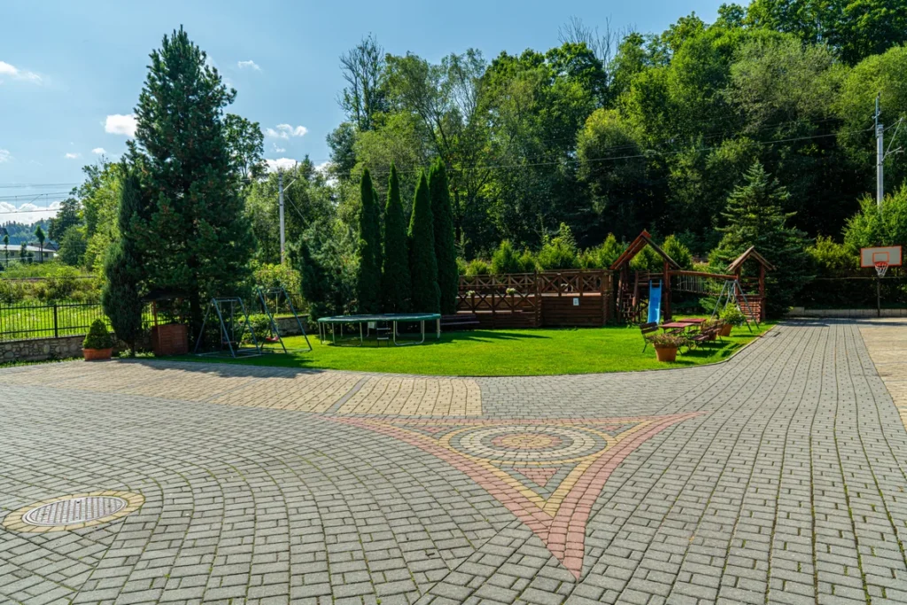 Ogród i plac zabaw Domu Wczasowego Bernadeta