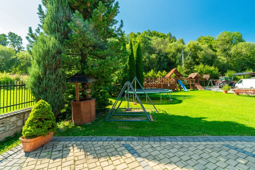 Ogród i trampolina, Dom Wczasowy Bernadeta